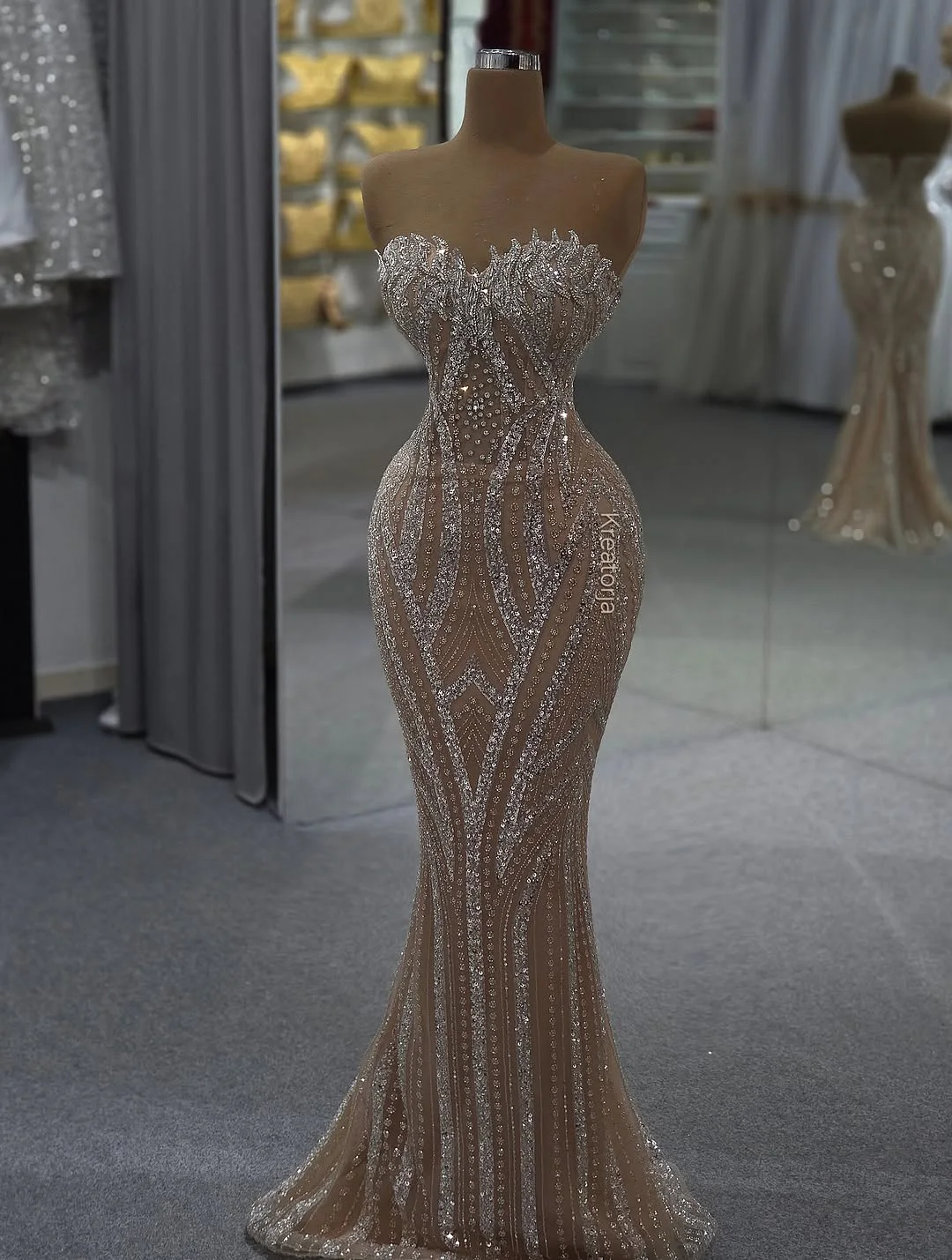 Silbernes Couture-Kleid aus dem Kreatorja Atelier