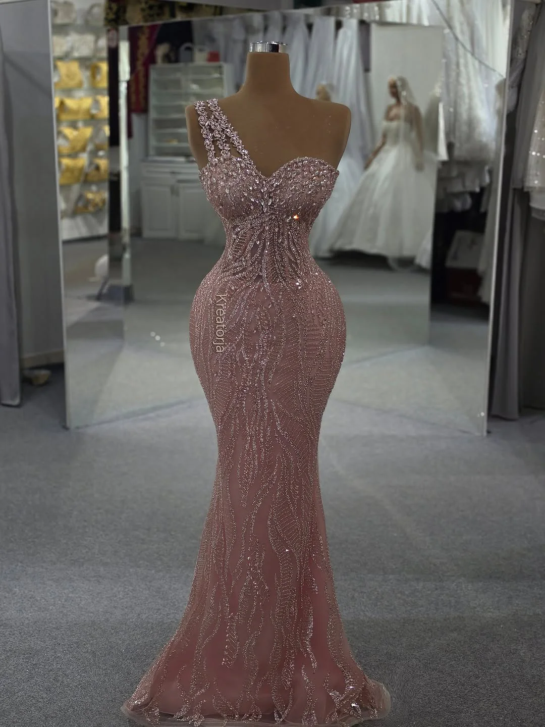 Roséfarbenes, perlenbesetztes Abendkleid aus der Kreatorja Kollektion